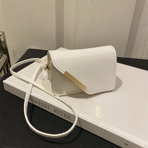 Dettaglio della mini borsa a tracolla bianca in pelle con fibbia dorata rettangolare
