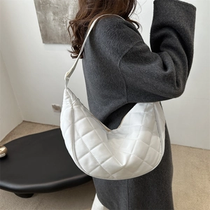 Sac à bandoulière blanc matelassé en forme de demi-lune avec sangle large minimaliste