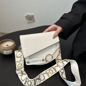 Sac bandoulière blanc effet croco avec détail de chaîne et large sangle