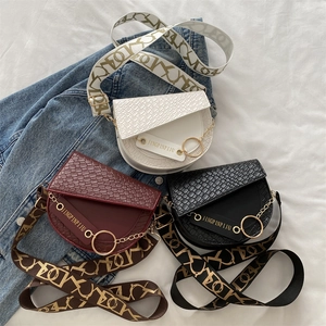 Sacs bandoulière minimalistes en similicuir crocodile blanc, bordeaux et noir avec sangle