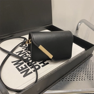 Borsa a tracolla minimalista in pelle nera con finiture dorate in un set di alta qualità
