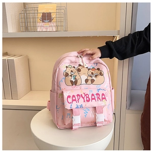 Dettaglio dello zaino rosa per bambini con stampe di capibara e motivi di note musicali