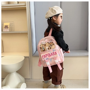 Zaino rosa per bambini con stampa Capybara e spallacci regolabili su una modella