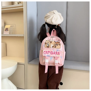 Vista posteriore di uno zaino rosa per bambini con stampe di capibara e fibbie di sicurezza