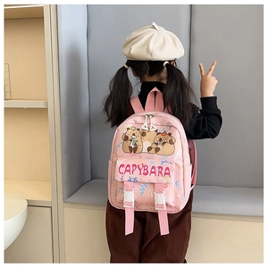 Zaino rosa per bambini con motivo capybara visto dal retro per la prospettiva
