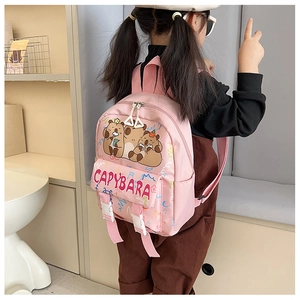 Dettaglio dello zaino rosa per bambini con graziosi capibara e tessuto in nylon impermeabile