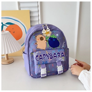 Dettaglio zaino viola per bambini con simpatica stampa capibara e tasca anteriore