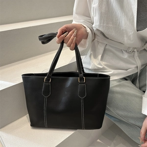 Sac fourre-tout noir minimaliste avec surpiqûres blanches et bandoulière réglable