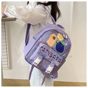 Dettaglio di uno zaino viola per bambini con stampa di capibara e tasca laterale a rete