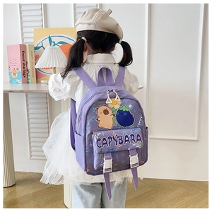 Dettaglio dello zaino viola per bambini con motivo capybara e spallacci regolabili