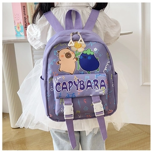 Dettaglio dello zaino viola per bambini con motivo Capybara e spallacci regolabili