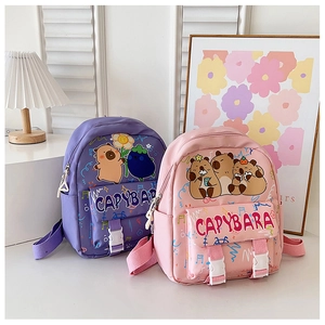 Dettaglio degli zaini in tela per bambini viola e rosa con illustrazioni di capibara