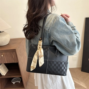 Borsa tote nera patchwork con trama a scacchi e dettaglio foulard floreale di seta