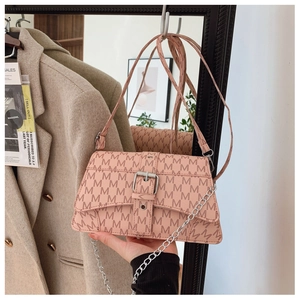 Dettaglio borsa monogramma rosa chiaro con fibbia argento e tracolla a catena