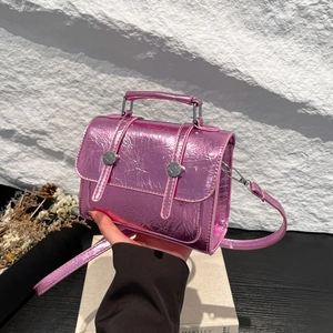Détail du sac bandoulière violet métallisé avec texture plissée et boucles argentées