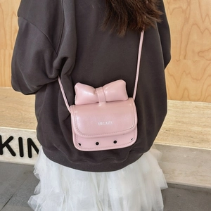 Bolso bandolera rosa para niñas con lazo grande y diseño de lunares negros moderno