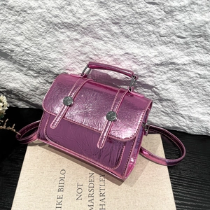 Mini sac besace rose métallisé avec texture froissée brillante et boucles argent