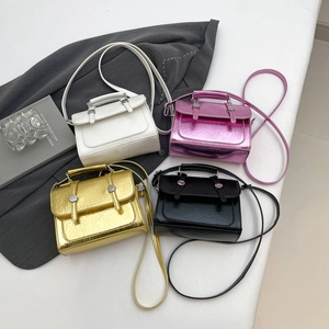 Sac bandoulière classique en plusieurs couleurs avec une texture plissée élégante