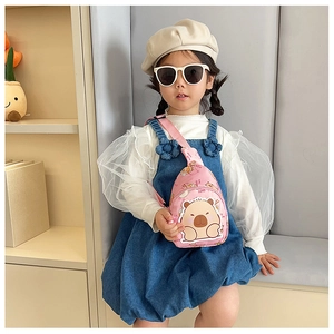 Detailansicht der rosa Kinder-Brusttasche mit süßem Cartoon-Capybara-Druck und Gurt