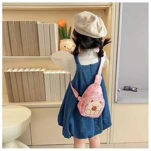 Detailansicht der rosa Kinder-Brusttasche mit braunem Bären-Motiv und verstellbarem Gurt