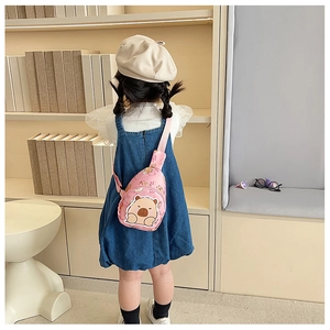 Rosafarbene Kinder-Brusttasche mit Bärenprint, getragen von einem Kind in einem Raum