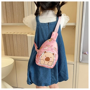 Nahaufnahme der rosa Kinder-Brusttasche mit 3D-Capybara-Druck und verstellbarem Gurt