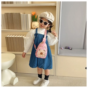 Rosafarbene Kinder-Brusttasche mit Bären-Print getragen von einem Kindermodel
