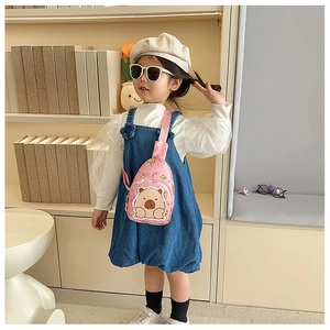 Detailaufnahme einer rosa Kinder-Brusttasche mit einem süßen Cartoon-Bären-Aufdruck