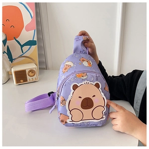 Detailansicht der lila Kinder-Brusttasche mit süßem Capybara-Aufdruck und Reißverschluss