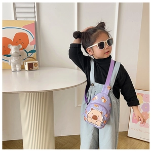 Detailansicht der lila Kinder-Brusttasche mit Bärenprint und verstellbarem Schultergurt