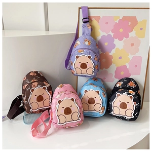 Detailansicht der Mini-Kinder-Brusttaschen mit Capybara-Motiv in fünf verschiedenen Farben