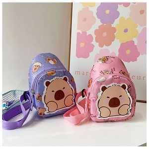 Detailansicht der rosa und lila Capybara-Kindertaschen mit Plüsch-Aufnähern und Print