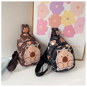 Detail von süßen Capybara Cartoon-Brusttaschen mit verstellbaren Trägern in Schwarz und Braun