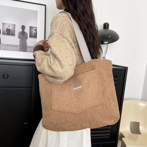 Borsa Tote da Donna alla Moda in Peluche Grande Capacità Borsa a Tracolla in Velluto Teddy Borsa a Mano in Fleece con Toppa a Lettere Fashion Casual Quotidiana