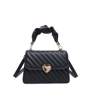 Borsa trapuntata nera con fibbia a cuore dorata e manico a nuvola con increspature