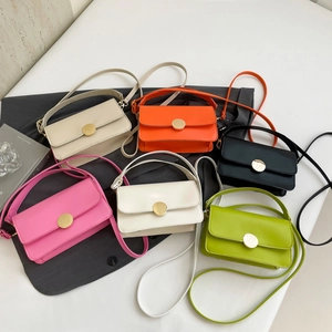 Sacs à main carrés chics avec boucle en métal en six couleurs sur fond blanc élégant