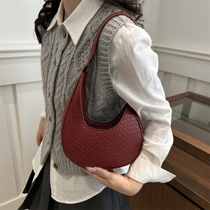 Sac croissant tissé français rouge vin avec bandoulière large chic pour femme
