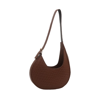 Sac hobo demi-lune marron foncé avec texture crocodile et bandoulière réglable