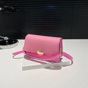 Sac à bandoulière rose en patchwork avec boucle dorée ronde sur rabat élégant
