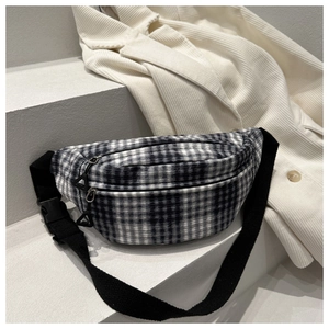 Détail du sac banane à carreaux avec double fermeture éclair et bandoulière en nylon noir