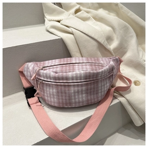 Détail du sac banane en velours côtelé à carreaux roses avec double fermeture éclair