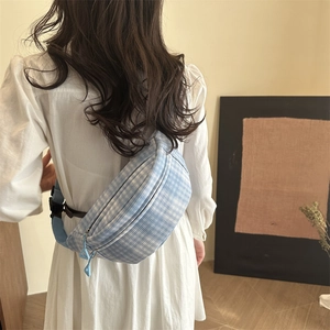 Sac poitrine à carreaux bleu et blanc avec bandoulière réglable sur mannequin