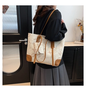 Vue détaillée du sac cabas crème avec imprimé lettres et anses en cuir marron fauve