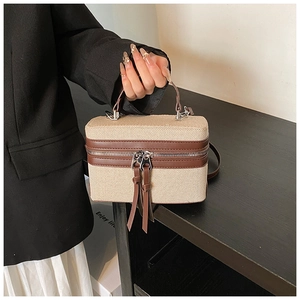 Detail der Canvas-Leder-Handtasche mit Quasten und Griff in Farbkombination