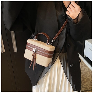 Detail der Patchwork-Box-Tasche aus Canvas und Leder mit Quaste und Metallreißverschluss