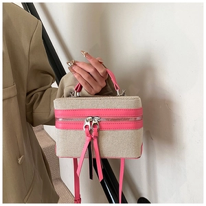 Detailansicht der Canvas-Box-Tasche mit pinkem Lederbesatz und Tragegriffen