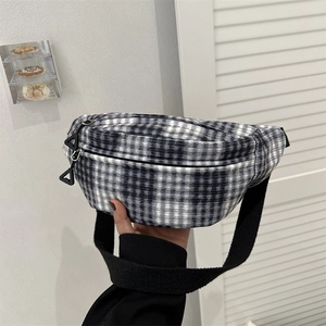 Klassische schwarz-weiß karierte Brusttasche mit breitem Gurt und doppeltem Reißverschluss für Damen