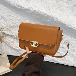 Sac à Épaule en Cuir PU Mode Femme Sac Baguette Sous le Bras Minimaliste Avec Boucle en V en Métal Doré Sac à Bandoulière Quotidien