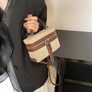 Schicke Box-Tasche in Beige und Braun mit doppelten Quasten und gewebter Textur