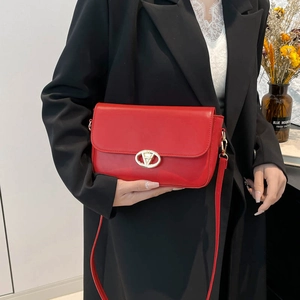 Sac sous le bras élégant en cuir rouge avec boucle dorée et bandoulière fine pour femme